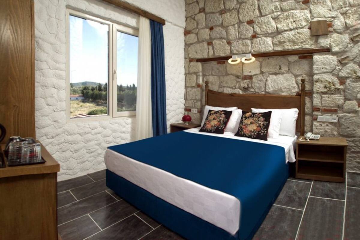 Minibar, desk, iron/ironing board (on request), bed sheets