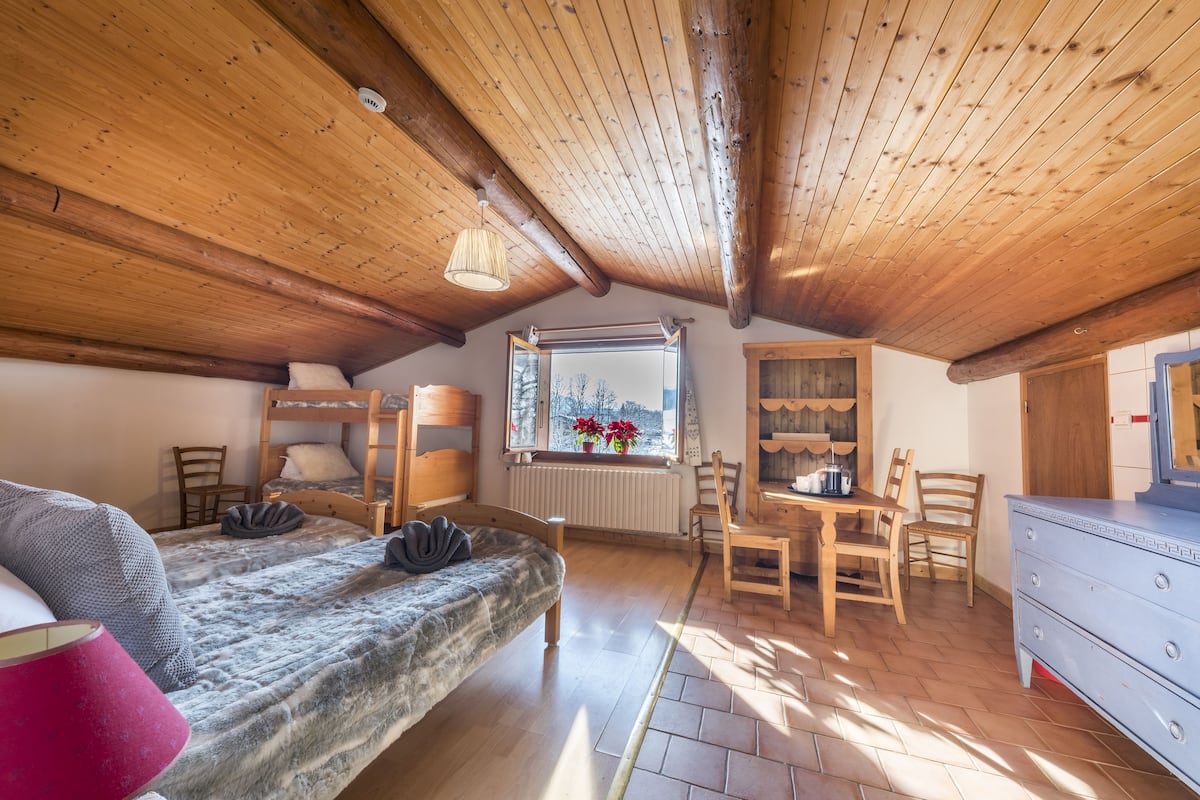 Economy studio, gedeelde badkamer | Geluiddichte muren, een strijkplank/strijkijzer, gratis wifi, beddengoed
