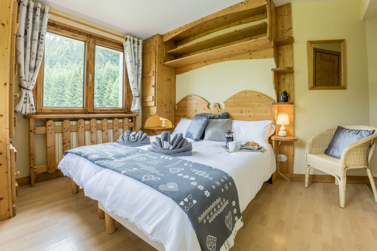 Geluiddichte muren, een strijkplank/strijkijzer, gratis wifi, beddengoed