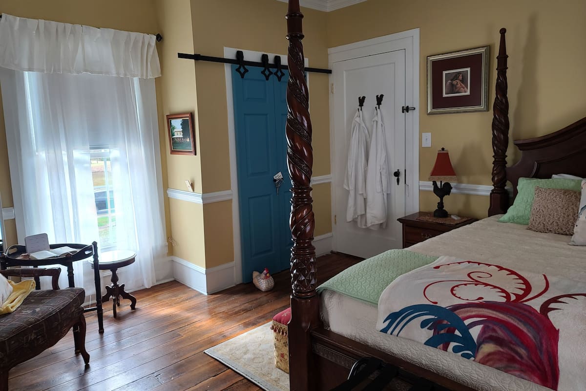 The Angel Room (Shared Bath) | Iron/ironing board, free WiFi