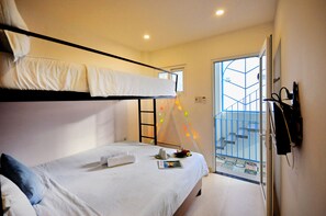 Family Studio | Desk, blackout curtains, soundproofing, free WiFi