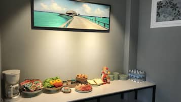 Daily cooked-to-order breakfast (VND 100000 per person)