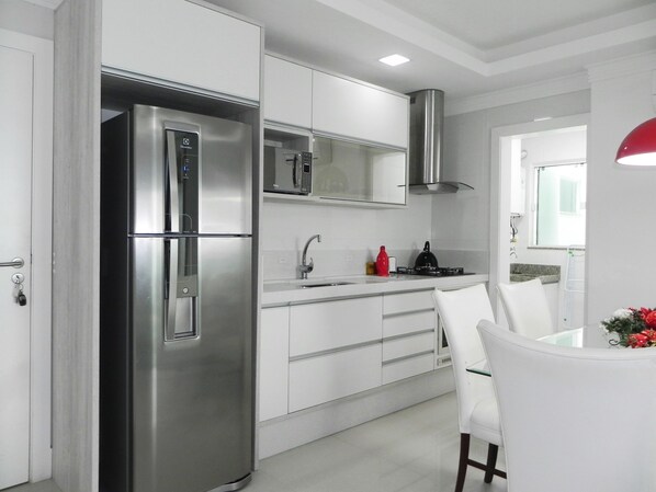 Apartamento (1057) | Cozinha privada | Geladeira grande, micro-ondas, cooktop