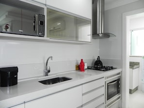 Apartment (1057) | Private kitchen | Full-size fridge, microwave, stovetop, cookware/dishes/utensils