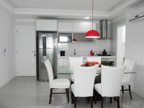 Appartement (1057) | Cuisine privée | Grand réfrigérateur, micro-ondes, plaque de cuisson