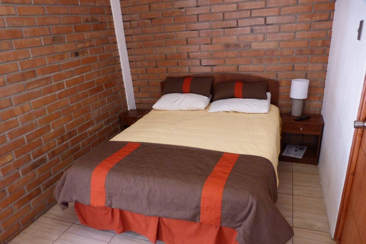Habitación doble, 1 cama doble o 2 individuales | Tabla de planchar con plancha, wifi gratis, ropa de cama