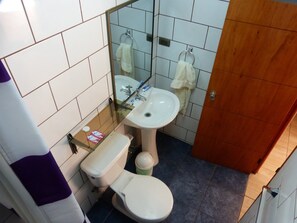 Ducha, artículos de higiene personal gratuitos y toallas