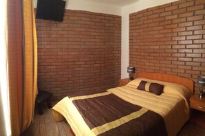 Habitación doble, 1 cama doble o 2 individuales | Tabla de planchar con plancha, wifi gratis, ropa de cama