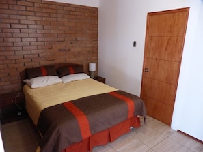 Habitación doble, 1 cama doble o 2 individuales | Tabla de planchar con plancha, wifi gratis, ropa de cama