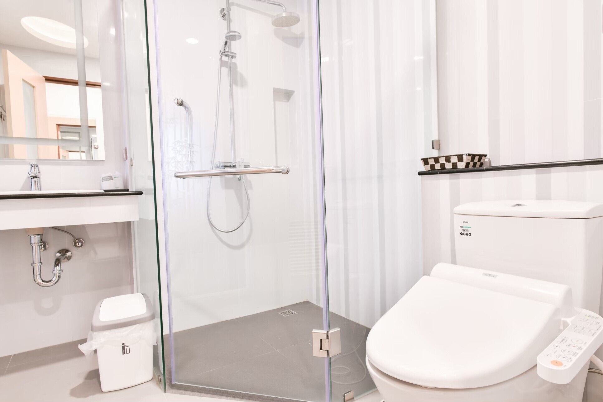 deluxe twin room | bathroom | shower, rainfall showerhead, free toiletries, hair dryer