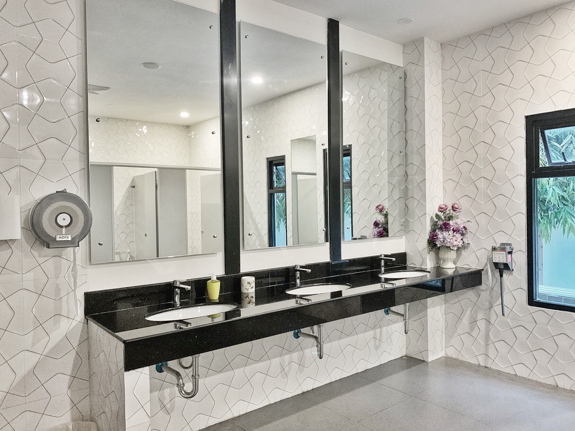 shower, rainfall showerhead, free toiletries, hair dryer