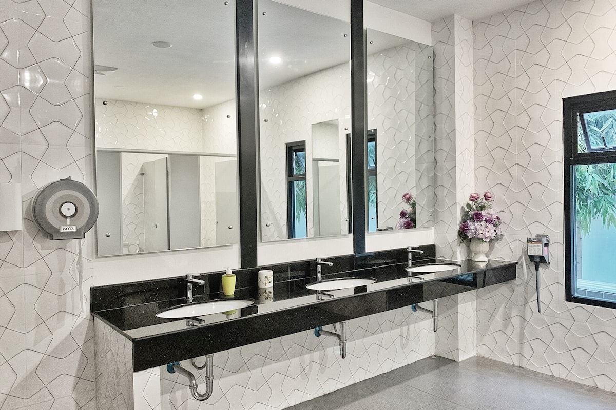 shower, rainfall showerhead, free toiletries, hair dryer