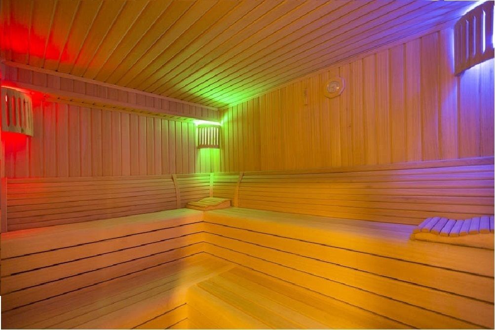 Una sauna con bancos de madera y techo inclinado.