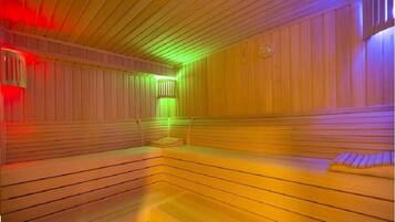 Una sauna con bancos de madera y techo inclinado.