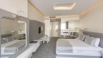 Artículos del minibar gratis y caja de seguridad en la habitación