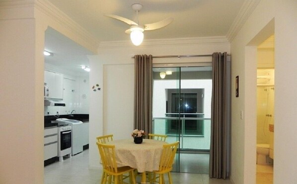 Apartment (1055) | In-room dining - Apartamento Rua Parati (Bombinhas)