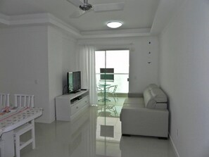 Apartment (1053) | Living area | Flat-screen TV - Lindo Apto em Frente a Saída para o Mar (Bombinhas)