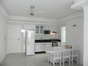 Apartment (1053) | In-room dining - Lindo Apto em Frente a Saída para o Mar (Bombinhas)