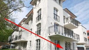A large, multi-story building with balconies and a lawn in front. - Haus Meeresblick vacation apartment Kranich A 1.32 Ref. 128688 - FeWo Kranich A 1.32 (Baabe)