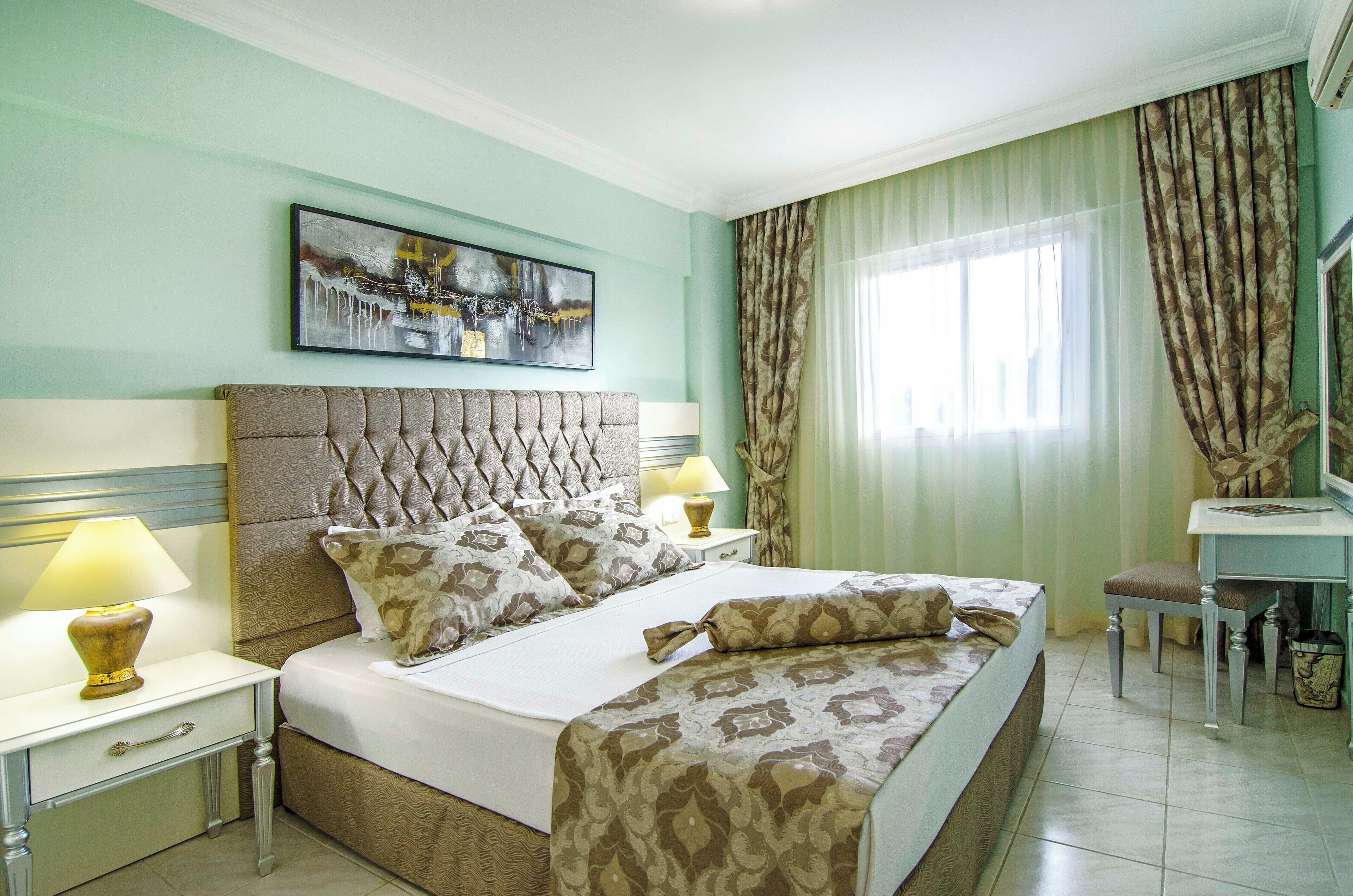 In-room safe, desk, bed sheets