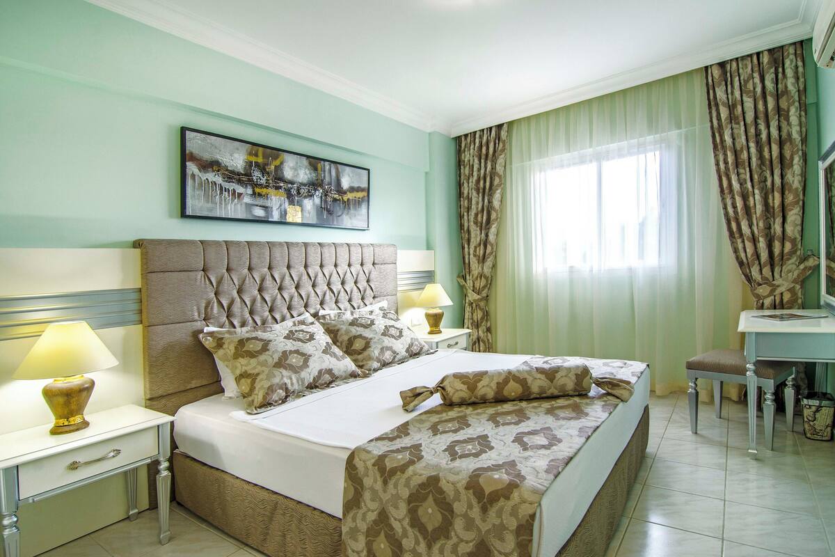 In-room safe, desk, bed sheets