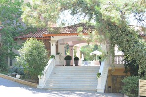 Property entrance - Pine Club Apart Hotel (Kusadasi)