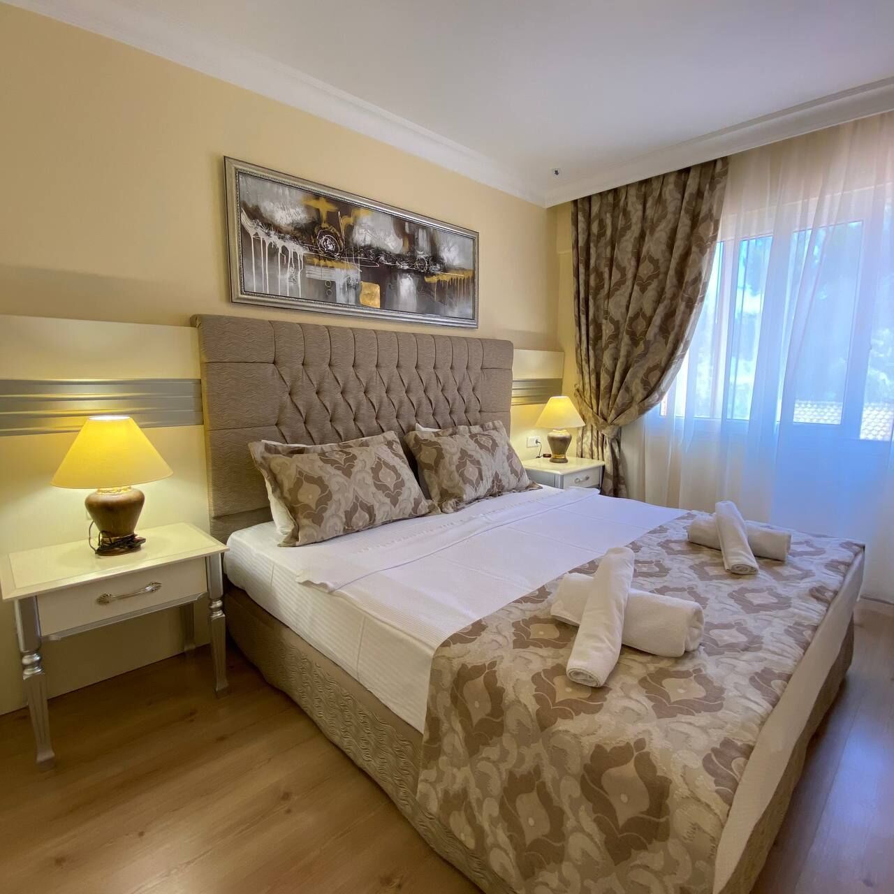 In-room safe, desk, bed sheets