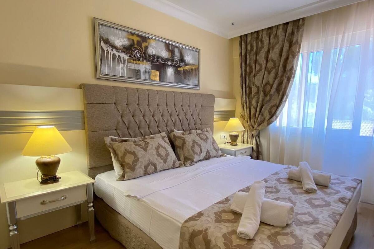 In-room safe, desk, bed sheets