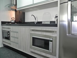 Apartment (1049) | Private kitchen | Full-sized fridge, stovetop, cookware/dishes/utensils - Apto 2 quartos Frente a Saída para o Mar (Bombinhas)