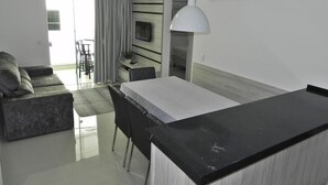 Apartment (1049) | In-room dining - Apto 2 quartos Frente a Saída para o Mar (Bombinhas)