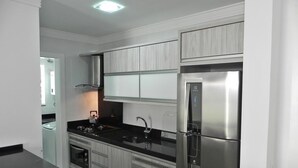 Apartment (1049) | Private kitchen | Full-sized fridge, stovetop, cookware/dishes/utensils - Apto 2 quartos Frente a Saída para o Mar (Bombinhas)