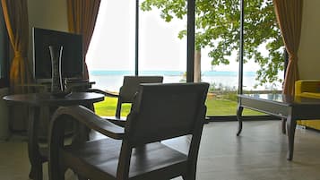 Studio with Sea View | Brankas, kedap suara, setrika/meja setrika, dan Wi-Fi gratis