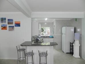 Apartment (1047) | Private kitchen | Fridge, microwave, stovetop, cookware/dishes/utensils - Apto 3 dorm em Cond Fechado (Bombinhas)