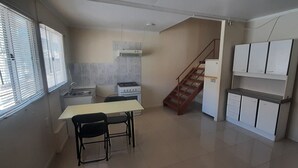 基础公寓, 1 间卧室 | 私人厨房 | 冰箱、微波炉、电热水壶、厨具/餐具