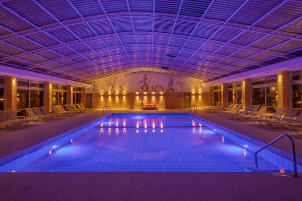 2 outdoor pools, pool umbrellas, pool loungers
