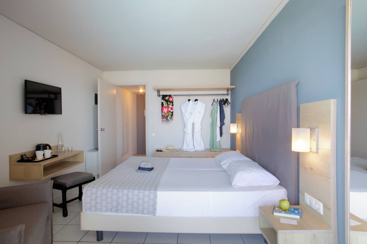 In-room safe, soundproofing, iron/ironing board, free WiFi
