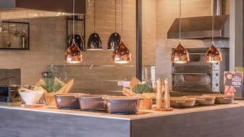 朝食 (ビュッフェ)、毎日提供 (無料)
