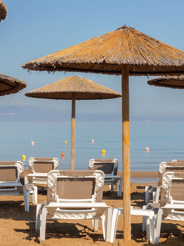 En la playa, camastros, sombrillas y toallas de playa