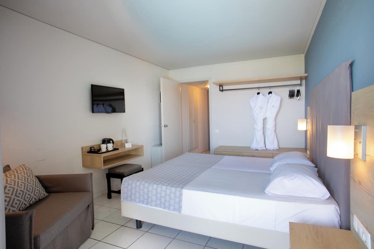 In-room safe, soundproofing, iron/ironing board, free WiFi