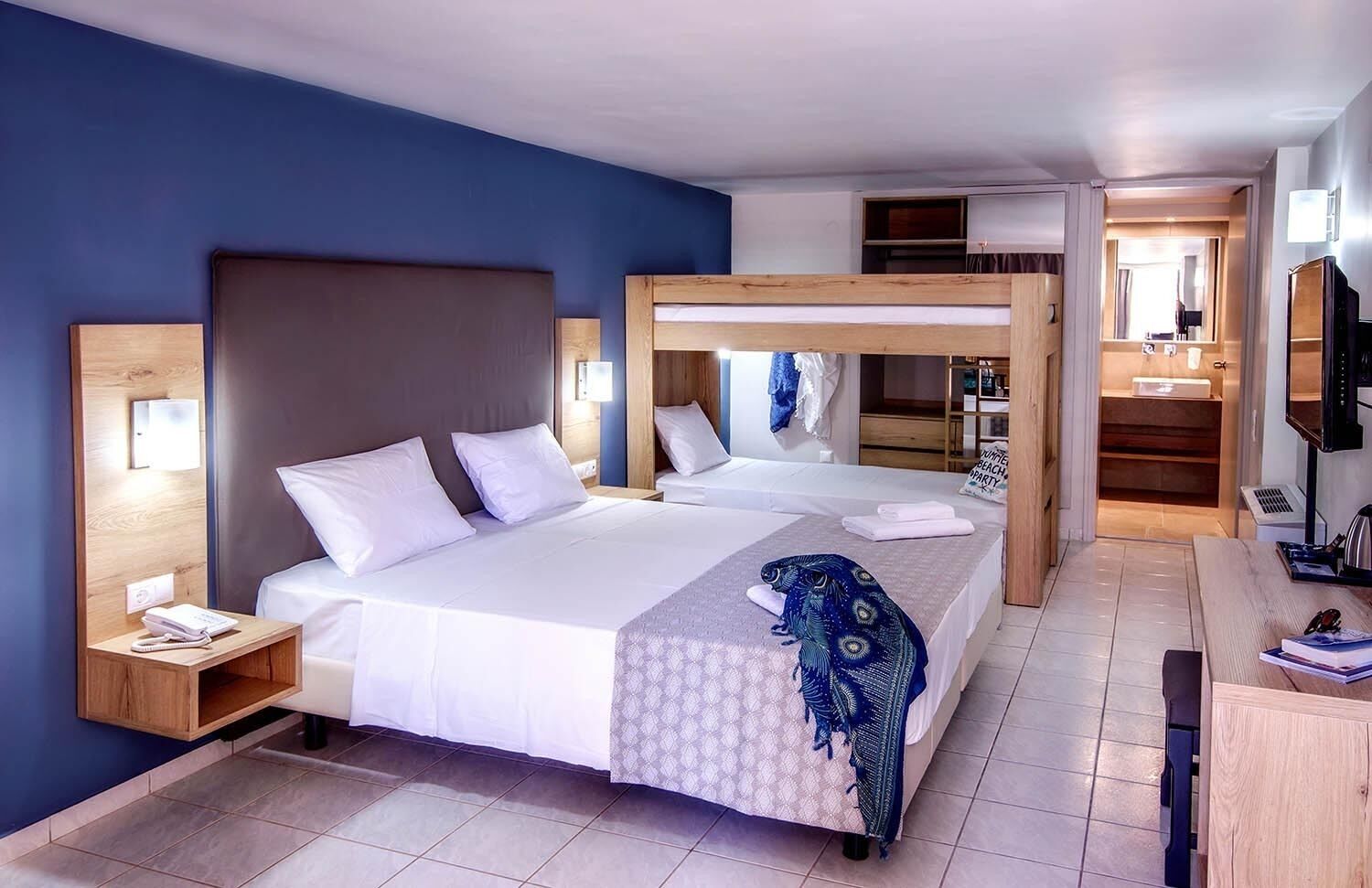 In-room safe, soundproofing, iron/ironing board, free WiFi