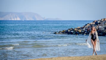 Am Strand, Liegestühle, Sonnenschirme, Strandtücher