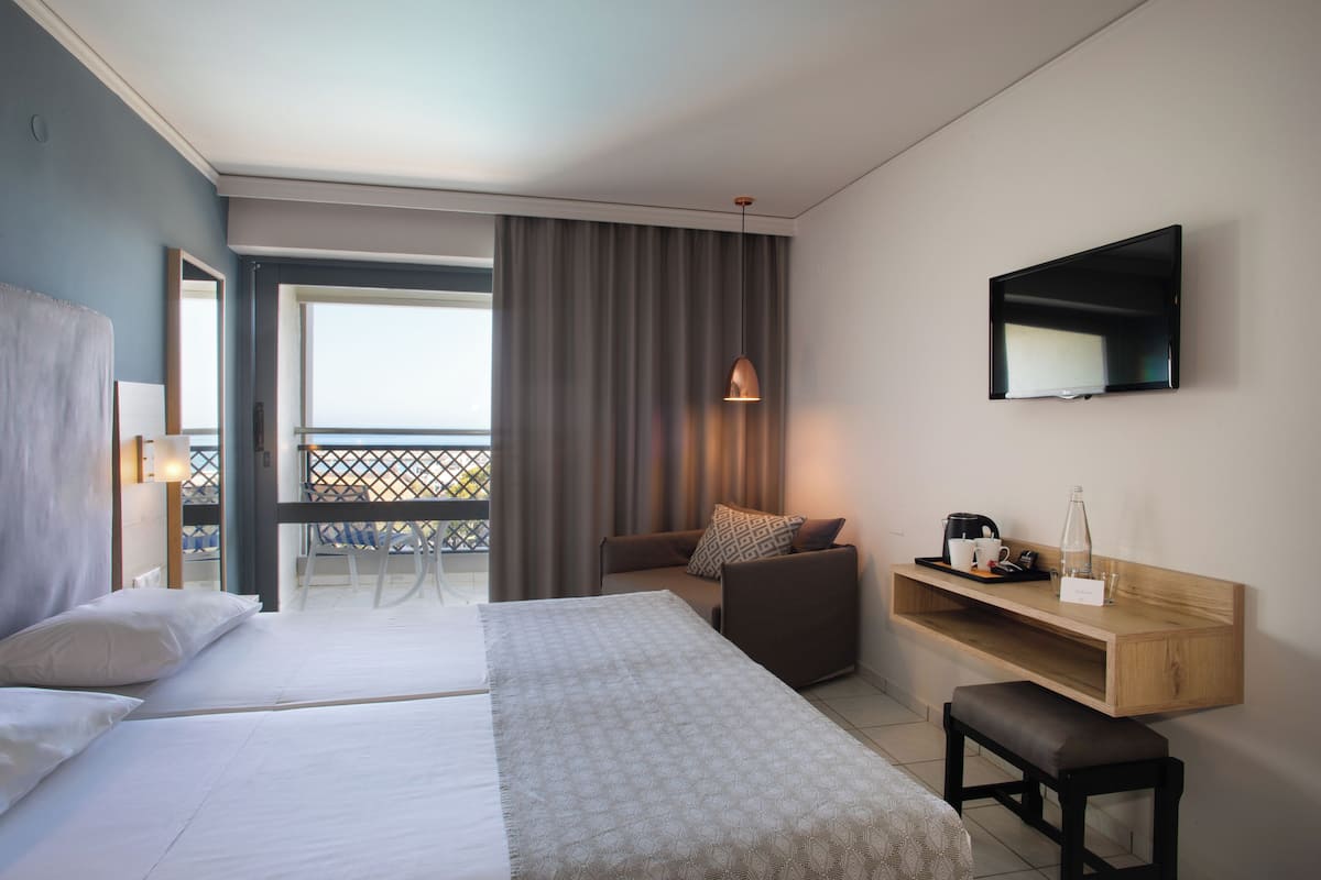 In-room safe, soundproofing, iron/ironing board, free WiFi