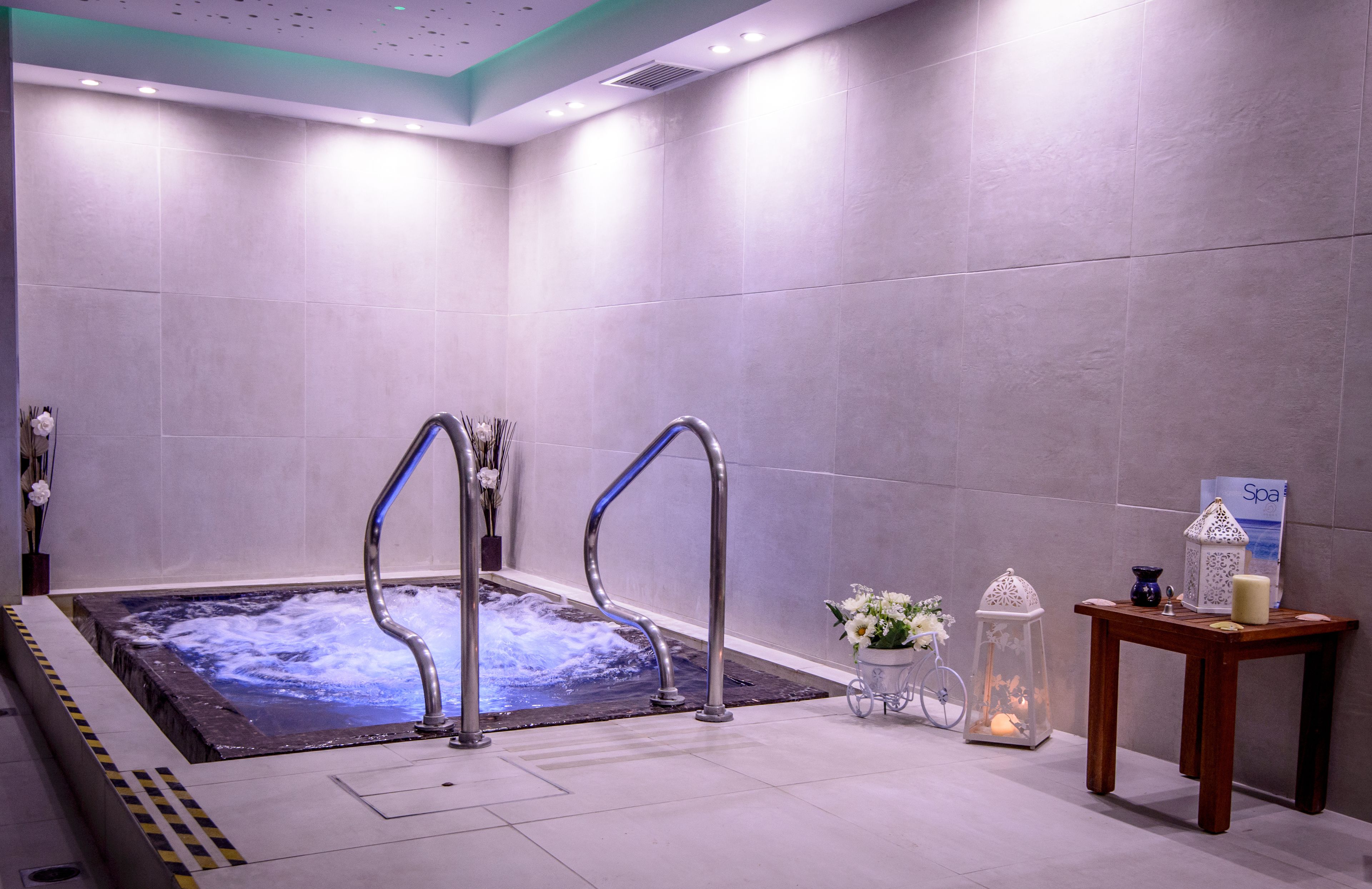 カップル用トリートメントルーム、アロマテラピー、フェイシャル トリートメント、マニキュアとペディキュア