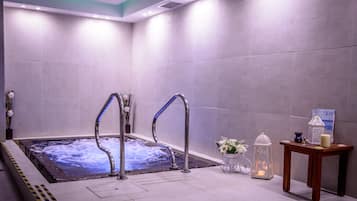 Parihoitohuone(ita), aromaterapiaa, kasvohoitoja, käsi- ja jalkahoitoja