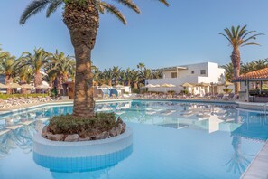 2 piscinas al aire libre, sombrillas, sillones reclinables de piscina