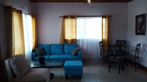 Standard-Apartment, 1 Queen-Bett | Wohnbereich | Flachbildfernseher, Pay-TV