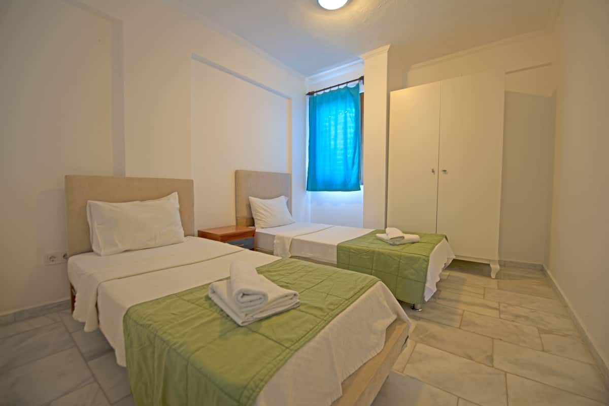 Standard Room, City View | Premium bedding, free cribs/infant beds, rollaway beds, bed sheets