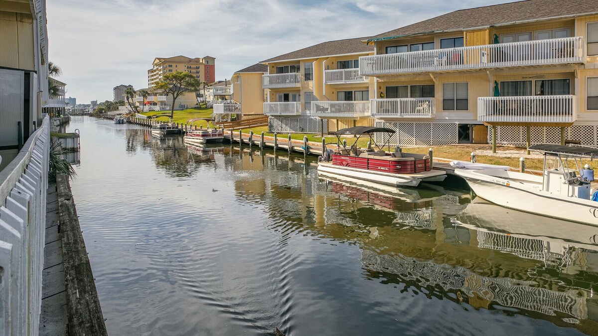 Canal Views! Free Beach Service, Pet Friendly! Sandpiper Cove 4100!