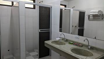 Ducha, artículos de tocador gratuitos, toallas