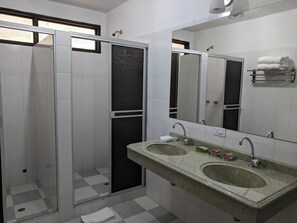 Dusche, kostenlose Toilettenartikel, Handtücher